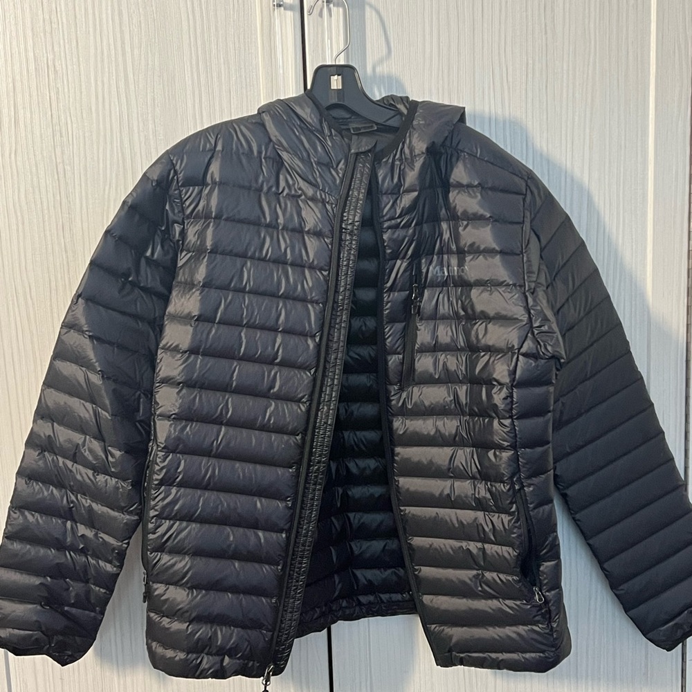 Mens Marmot light down hooded jacket in black - size medium